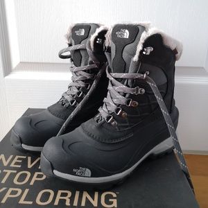 *SOLD* The North Face Winter boots Chilkat 400